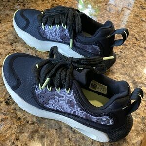 Under Armour women’s 5.5 sneaker